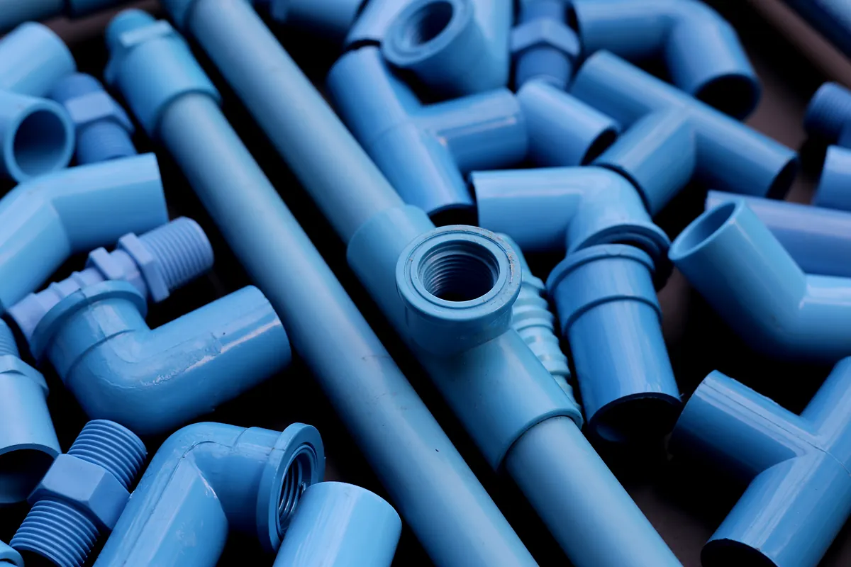 Blaue PVC-Rohre, Winkel und T-Stücke für Wasserleitungen