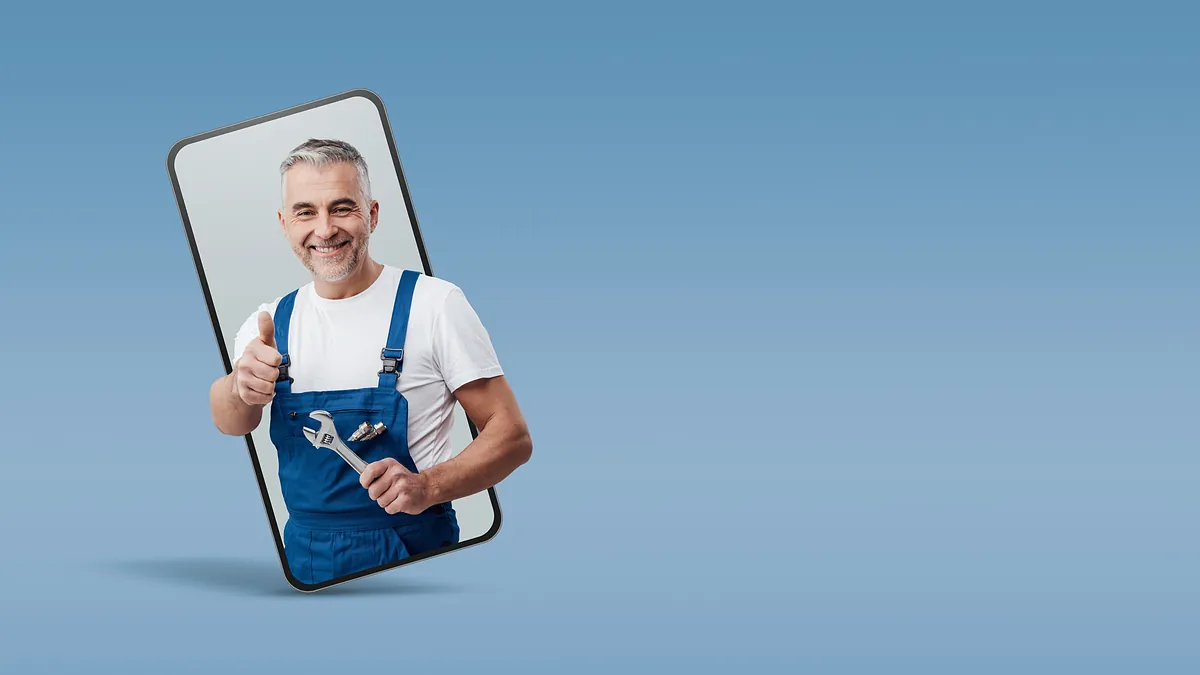 Rohrreinigung Notdienst online oder telefonisch buchen in Zorneding Handwerker mit Rollgabelschlüssel zeigt aus einem Smartphone-Display den Daumen nach oben – Einsatz in Zorneding