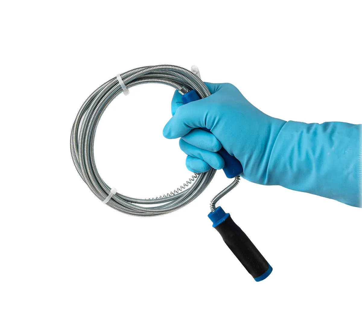 Rohrreinigungsspirale in der Hand mit Schutzhandschuh in Geretsried Hand im blauen Schutzhandschuh hält eine aufgerollte Rohrreinigungsspirale – Einsatz in Geretsried